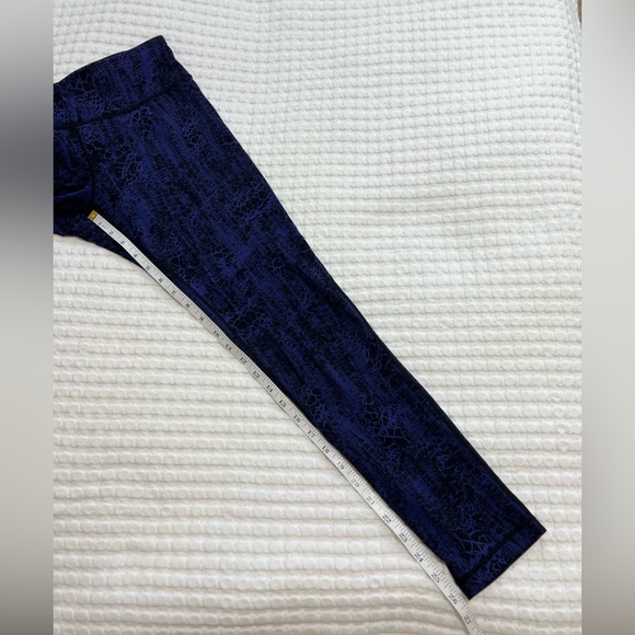 Kirkland Signature Purple Snake Print Leggings - Picture 9 of 9